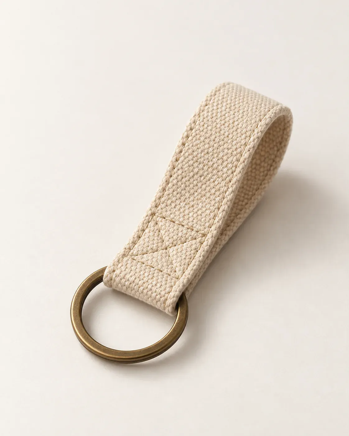 Attache-clefs Orme en toile écrue avec anneau métallique, sur fond clair