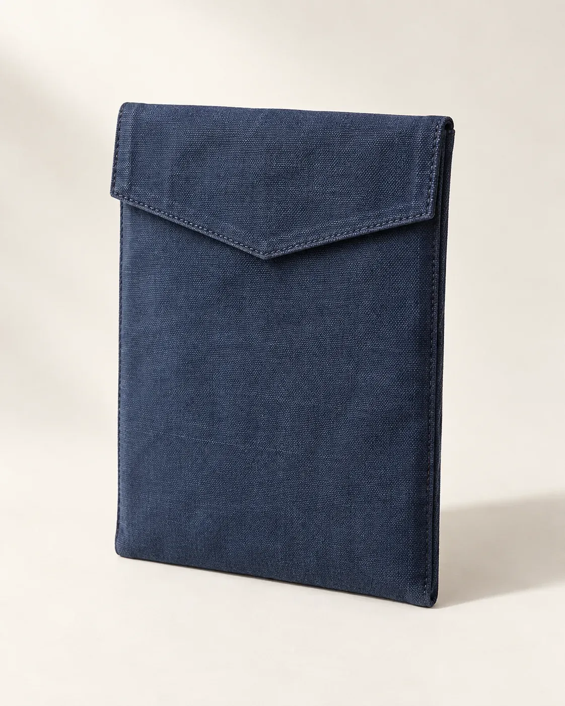 Pochette Carnet à rabat en toile indigo, sur fond clair