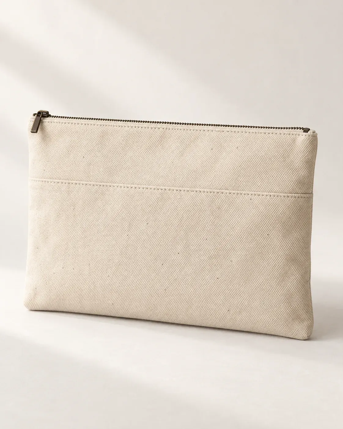 Grande pochette Ligne zippée en toile écrue sur fond clair
