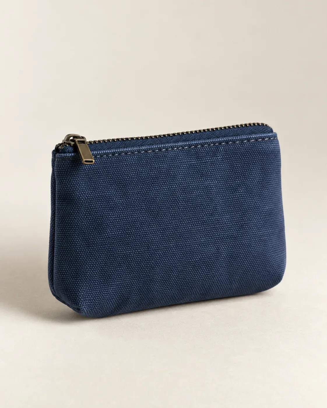 Porte-monnaie Point zippé en toile indigo, sur fond clair