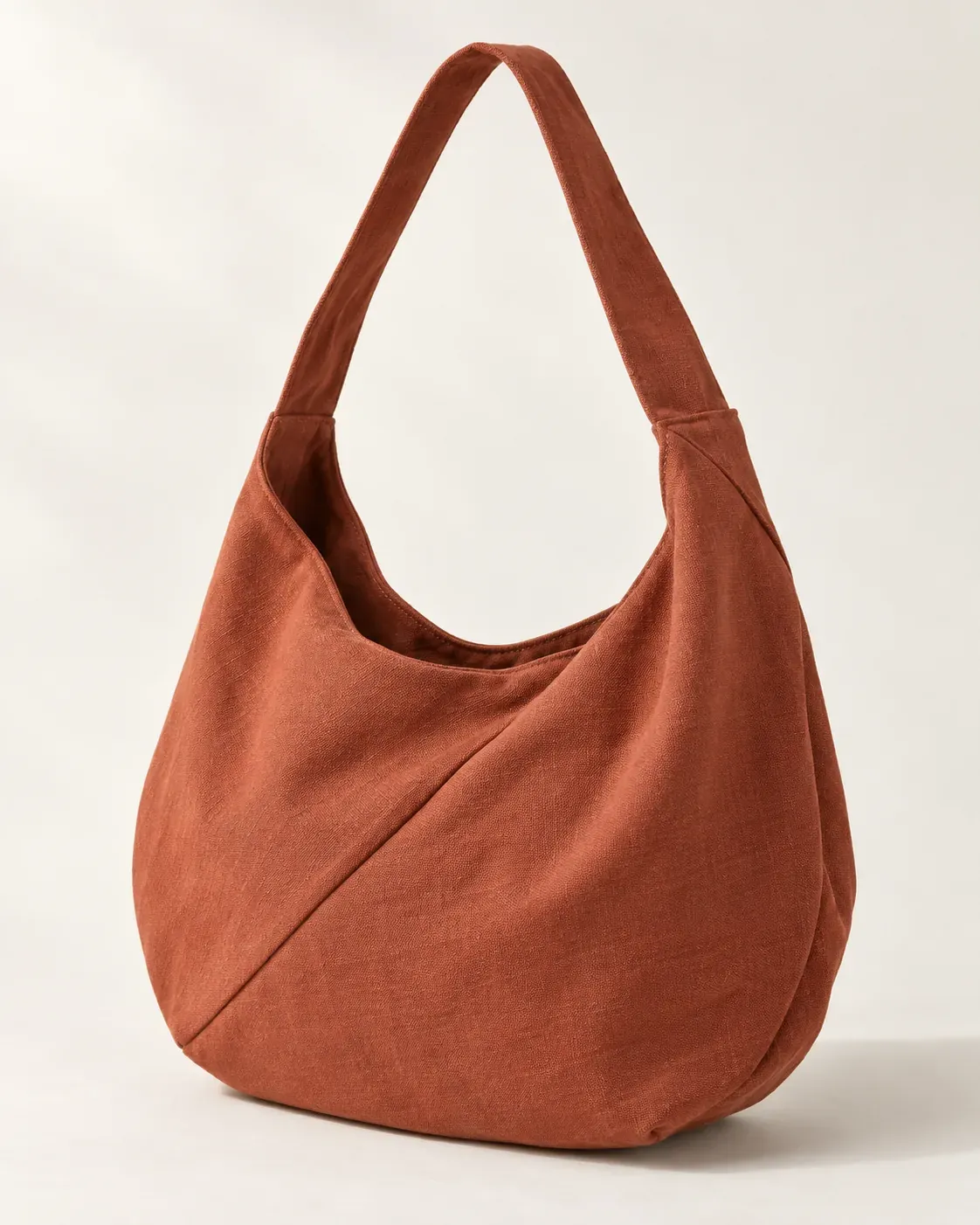Sac Pli souple en toile brique avec grand pli diagonal, sur fond clair