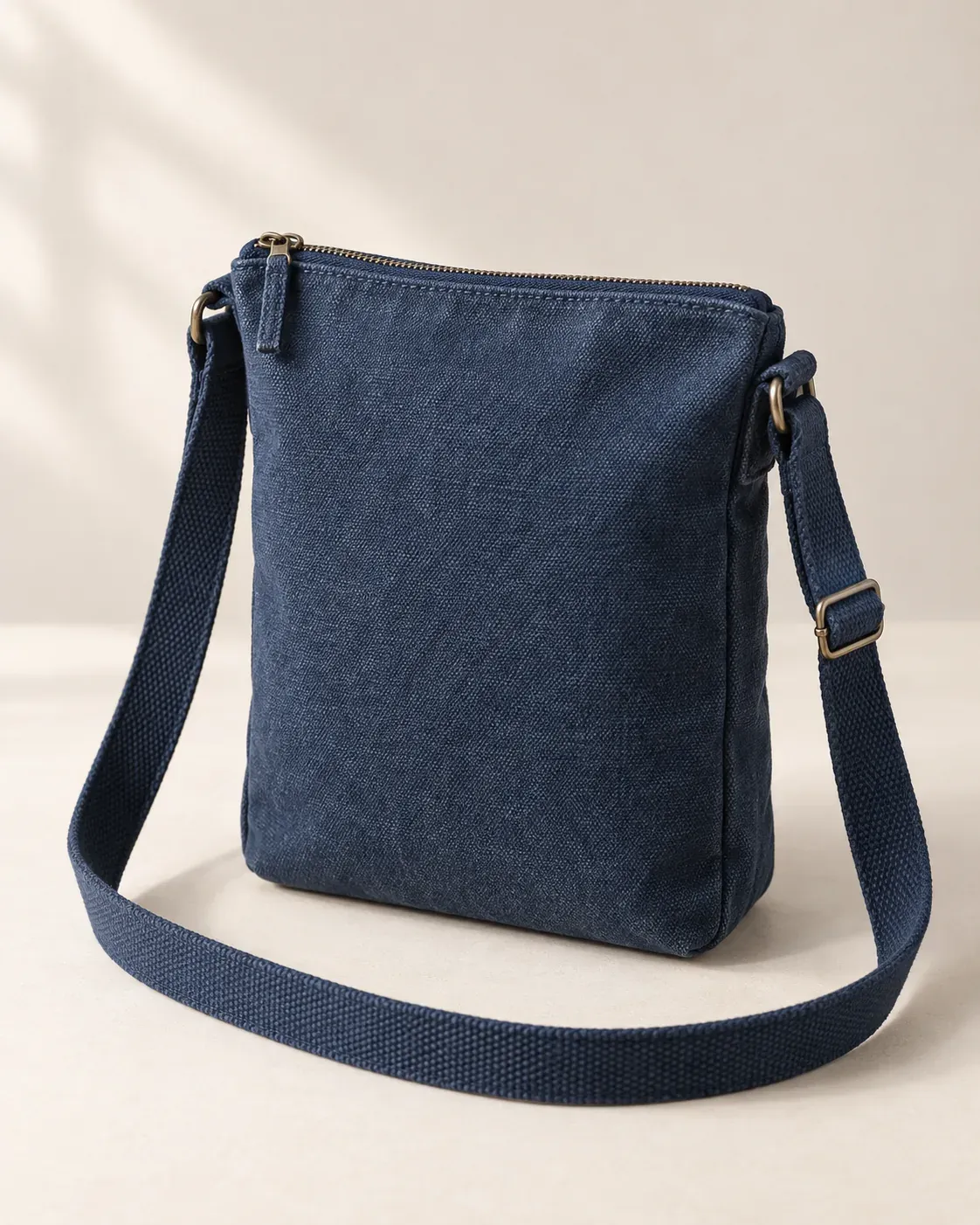 Petit sac Traverse vertical en toile indigo avec bandoulière sur fond clair