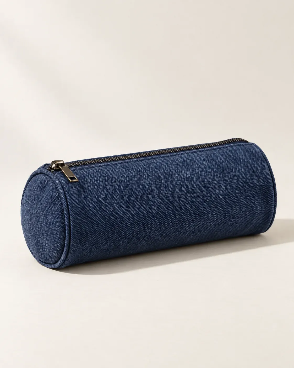 Trousse Repère courte et cylindrique en toile indigo, sur fond clair